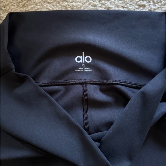 ALO Leggings - Picture 3 of 4